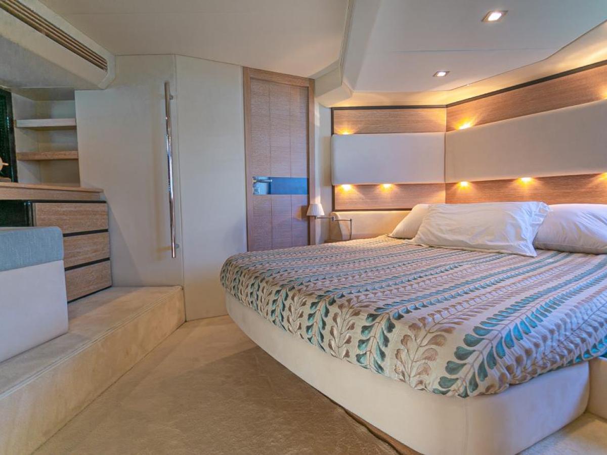 a bedroom with a bed in a hotel room