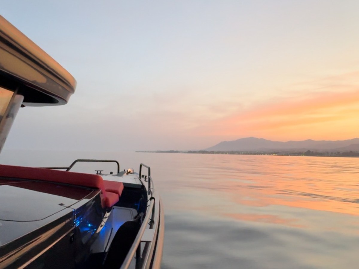 a boat sitting on top of a beach