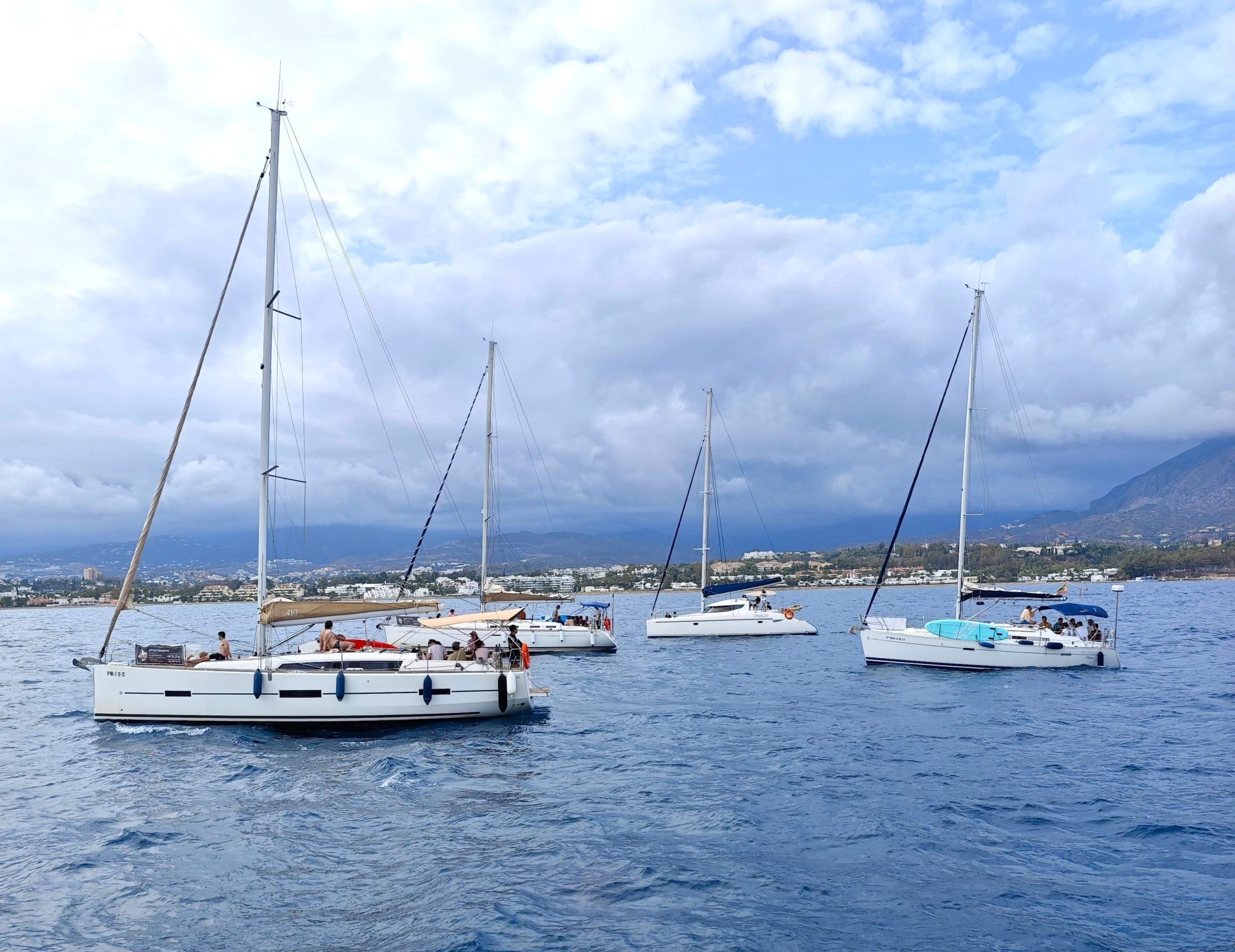 Imagen de WhatsApp 2024-09-17 a las 17.40.39_7dd4017b1 a small boat in a large body of water
