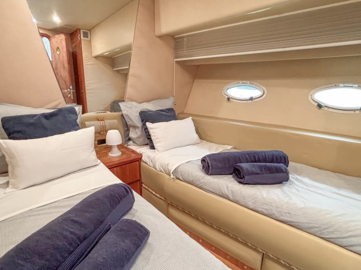 a bedroom with a bed in a hotel room